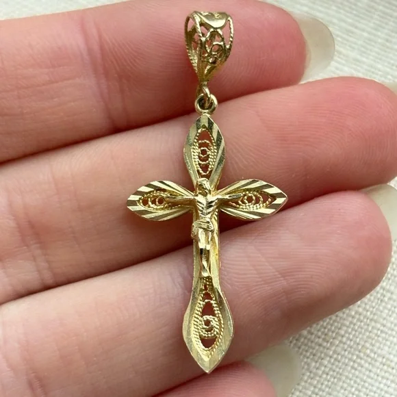 14k Gold Cross Pendant - Picture 2 of 6